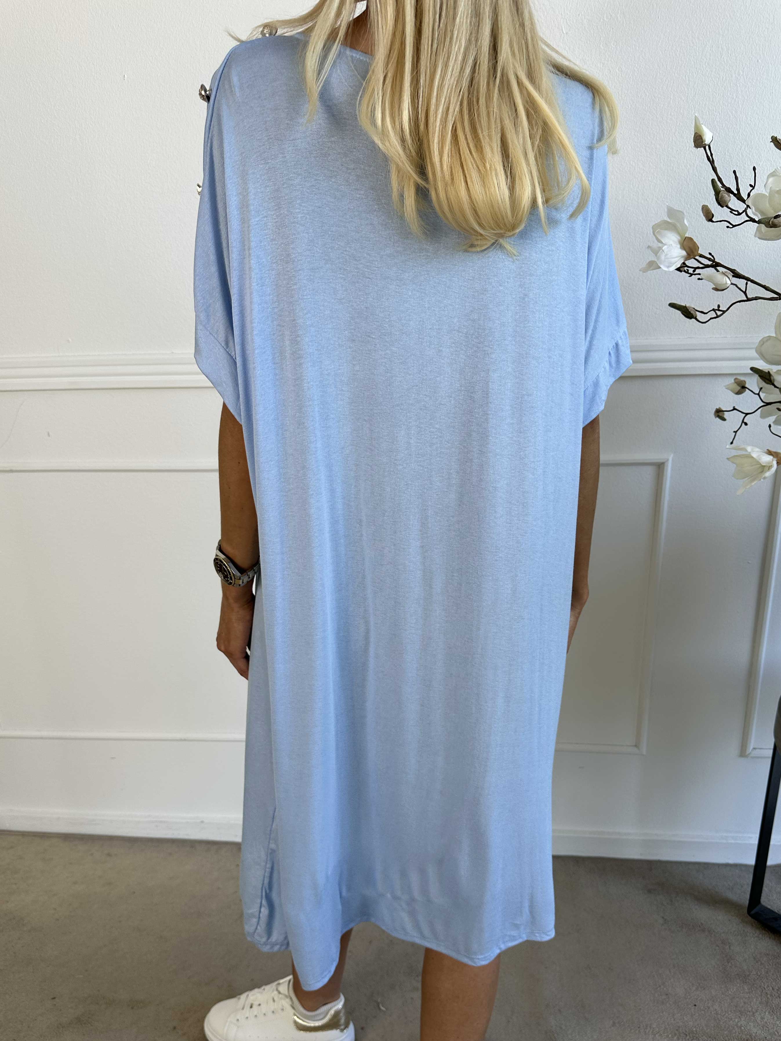 Alli - Sød t-shirtkjole med knapdetaljer på skulderen